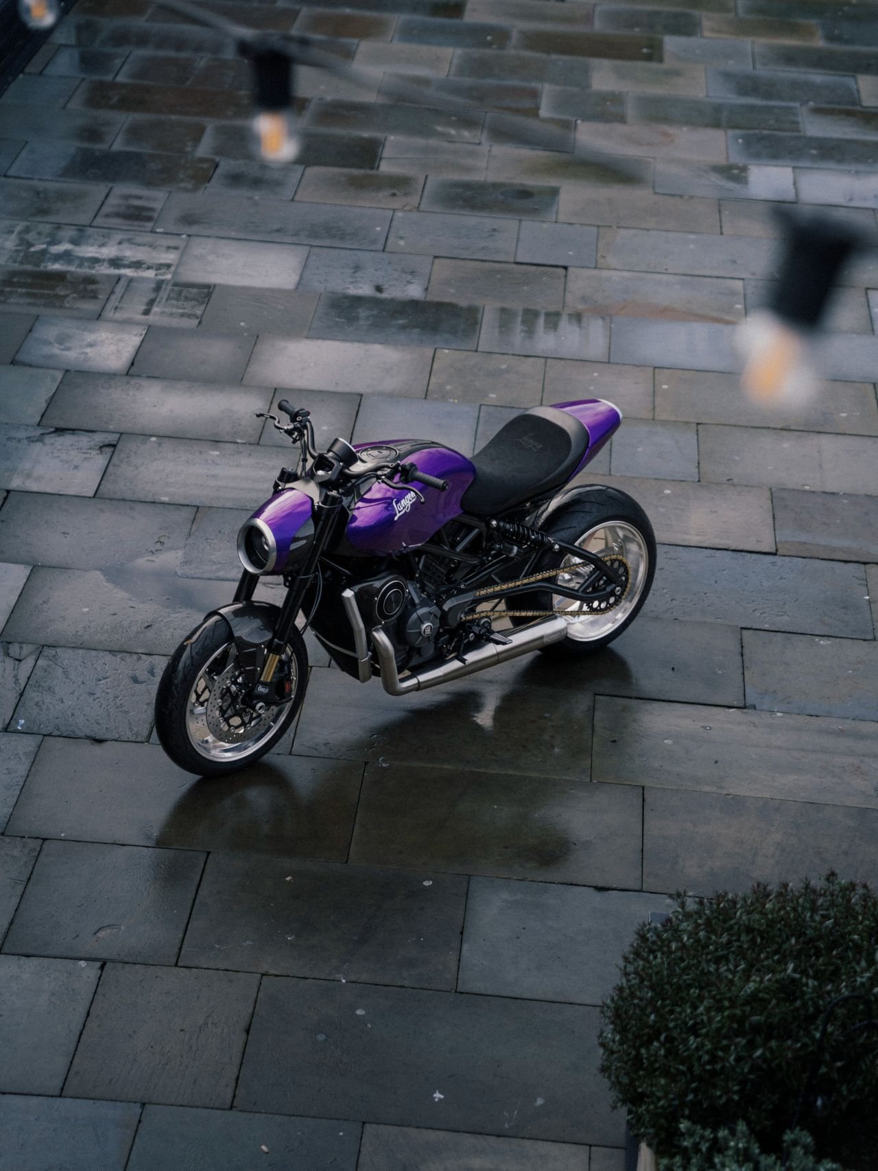 Supernova purple Lightspeed on wet cobbles